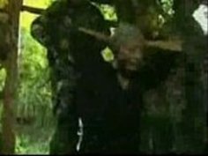 日本の兵士が森の中の女の子を捕まえる）