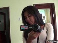 セクシーなブルネットアジアのベイビーはカメラの周りに愚か者HD +