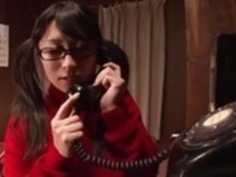 ティーンはテーブルスタンドとMoaningでマスターベーションする