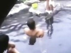 ナオは公衆浴場で見知らぬ人を洗う