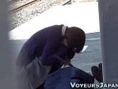 制服を着た日本人ティーン