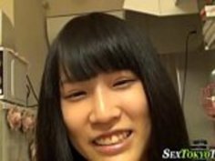 日本hoが彼女のクリトリスをこすり