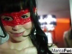 日本の赤ん坊マリカは、鏡の前でオナニー