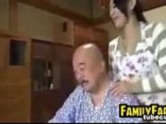 老人はティーンをファック