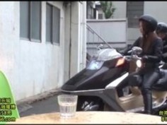 日本のレザージャケットと手袋のセックス