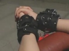 日本の女の子は、内部カムを挿入し、マシンに犯さ