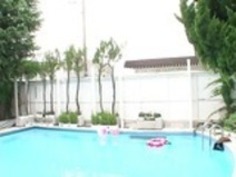 コックのカップルを吸うためにアップビキニの女の子チーム