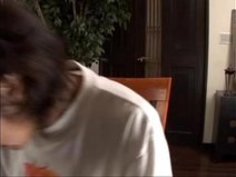 上目遣いで男を見つめながら手コキおちんぽおちんぽフェラでザーメンを搾り取る四十路熟女…