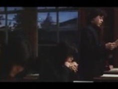 学生フィルムの前にいる女教師