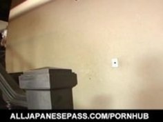 Runna堺いたずらなアジアのウェイトレスは、猫の遊びのために広がって足を取得します