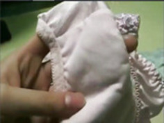 日本の女の子彼女のパンティーにコメント