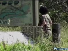 【盗撮動画】オシッコの我慢限界でお姉様が野ションしてたら通行人に見られて慌ててパンツを上げるｗｗｗ