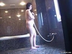 バイブを差し込まれると巨尻を突き出して喘ぐ四十路の熟女