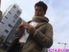 小澤マリアは彼女の熱い切断屋外を示しています