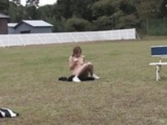 ベイブは、屋外角質男のグループによってきっギャングを取得します