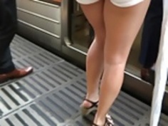 セクシーな美脚は024を歩きます