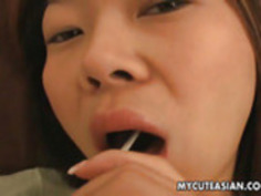 彼女はセクシーな意地の悪い女だかのようにそのキャンディーを舐め