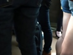 セクシーな美脚は008を歩きます