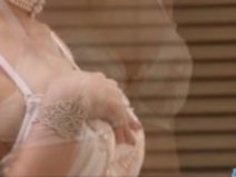 官能的な杏里は良い猫刺激を楽しんでいます