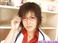 上原の変態医師がペニスをストローク