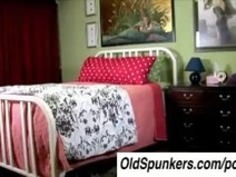 スーパーセクシーな成熟したブルネットは、非常に熱いファック