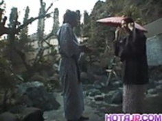 日夏ともえはコックを吸うとプールの性交を取得します