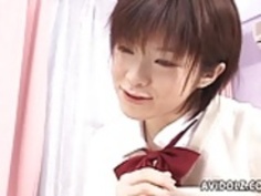 嫌なやつをクソアジアの十代の女子生徒の乳首