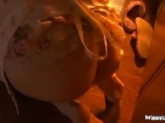 日本の女の子はbed.aviで滑らかな騎乗位を攻撃しました