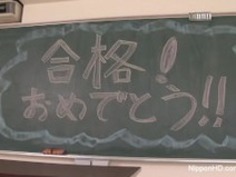 角質日本の教師が教室で彼女自身をファック