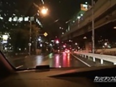 ドレスアップ、若いアジアに乳首プレイ