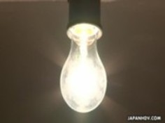 アジアの裸の囚人は時計じかけのオレンジ処理を通過します