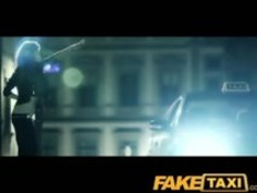 FakeTaxiホットアジアの可愛い人は、タクシーの後部座席にきっ