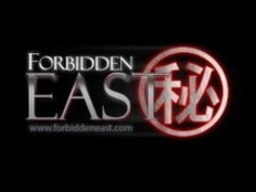 アップ油を塗った彼女の粋おっぱいとボディと東洋の赤ん坊マッサージ裸の男