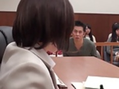 法廷で手ジョブを有するアジア弁護士