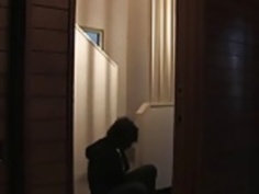 デュードは、ホテルの部屋でふしだらな女に吸い込ま彼のポールを取得します