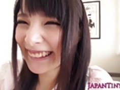 彼女の最初のコックを吸う小柄罪のないアジア人ティーン