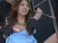セクシーなアジアの女の子は、ロープで縛られ、複数の大人のおもちゃでからかわれます