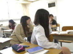 極端な顔をしている地獄の日本の学校