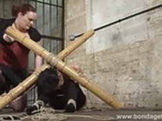 和風竹緊縛における奴隷エリーゼバセドウ