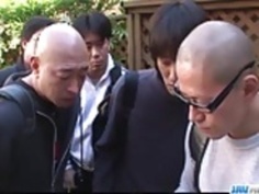 ホット熟女、レイナ西尾は、厄介な方法で披露します