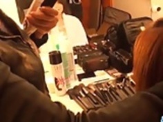 ナオは、ホットポルノショーの間に彼女のクリーミー浮浪人で遊びます