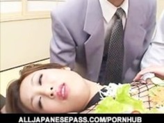 日本のAVモデルは、角質の男のための食用のテーブルに変身