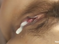 若いアジアのベイブは、クリーム満たされた猫を受け取ります