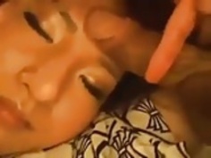 休んでいる女性でいたずらとクリームパイ