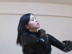 日本のラテックスキャットスーツ11