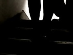 生意気承諾年齢未満の子どもには、バーを介してガードにフェラチオを与えます