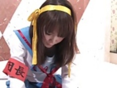 ティーンの可愛い人は彼女のベッドの上でボードゲームをプレイしています