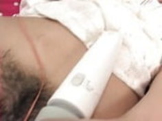 若い美しさは彼女の猫を剃り、マスターベーションする