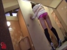 【イタズラ盗撮動画】公衆トイレに入る前の素人ギャルをガムテープで両手拘束…止まらないお漏らしｗｗ