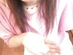 新鮮な顔をしたベイビーは、マスターベーション後にハードディックを吸う